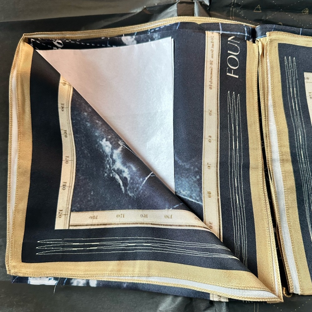 Foundrae 35x35 100% silk scarf - Picture 6 of 6